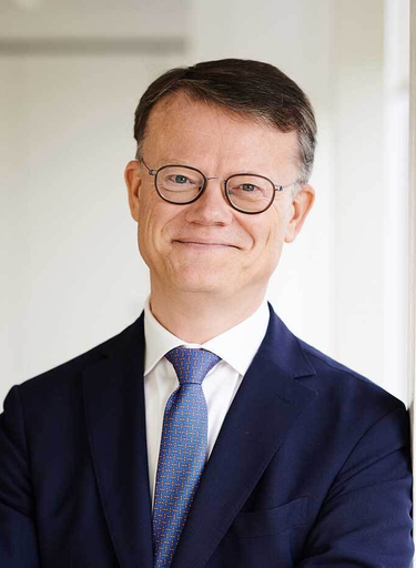 Portrait of Filiep Deforche, leadership advisor at Russell Reynolds Associates