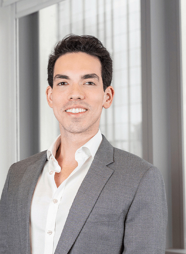 Portrait of Adriel Soares, leadership advisor at Russell Reynolds Associates