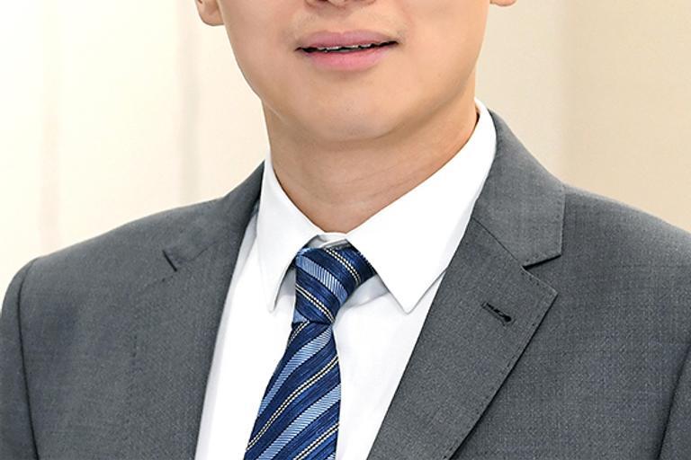 Portrait of Jeremy Shi, leadership advisor at Russell Reynolds Associates
