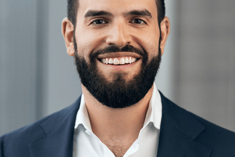Portrait of Sam Smith, leadership advisor at Russell Reynolds Associates