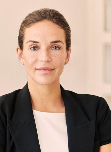 Portrait of Lea Vajnorsky, leadership advisor at Russell Reynolds Associates