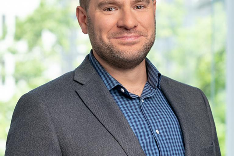 Portrait of T.R. Straub, leadership advisor at Russell Reynolds Associates