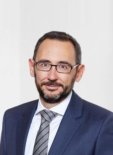 Portrait of Dominik Brülisauer, leadership advisor at Russell Reynolds Associates