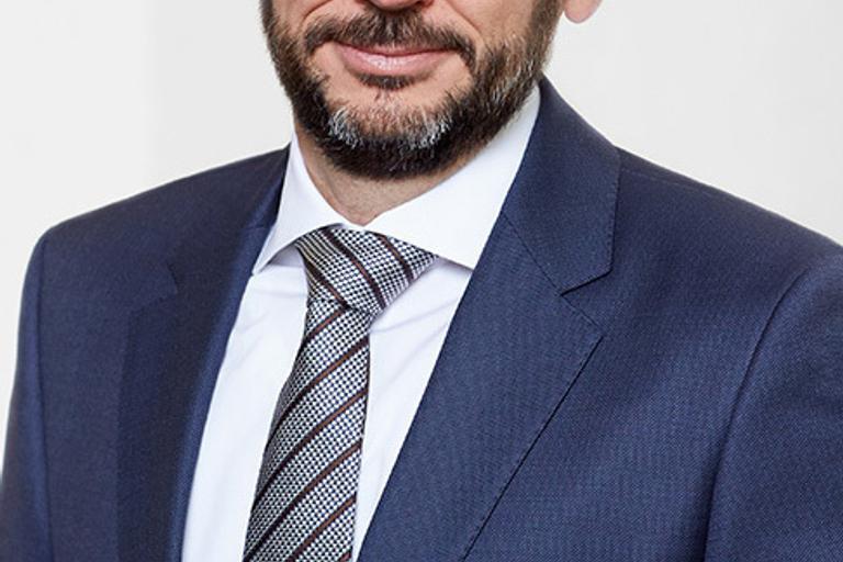 Portrait of Dominik Brülisauer, leadership advisor at Russell Reynolds Associates