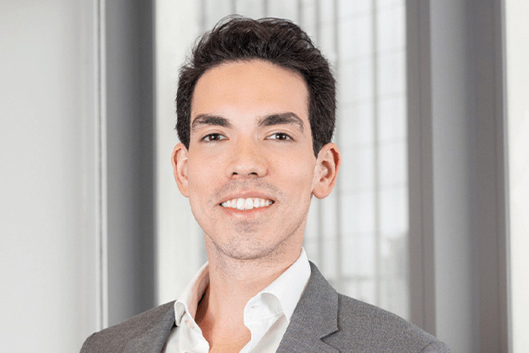 Portrait of Adriel Soares, leadership advisor at Russell Reynolds Associates