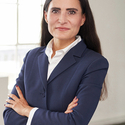 Portrait of Gülen Özaktürk, leadership advisor at Russell Reynolds Associates