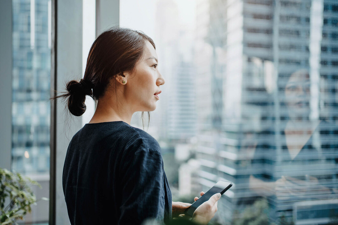 image-fintech-woman-1205917985.jpg