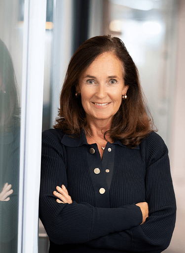 Portrait of Dee Symons, leadership advisor at Russell Reynolds Associates