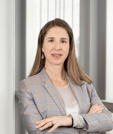 Portrait of Flávia Leão Fernandes, leadership advisor at Russell Reynolds Associates